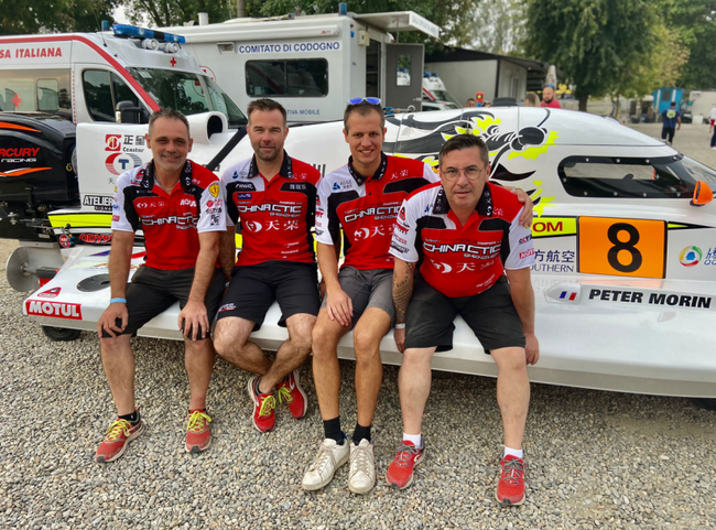 莫林与他的8号艇&nbsp;图源：中国深圳天荣F1摩托艇队