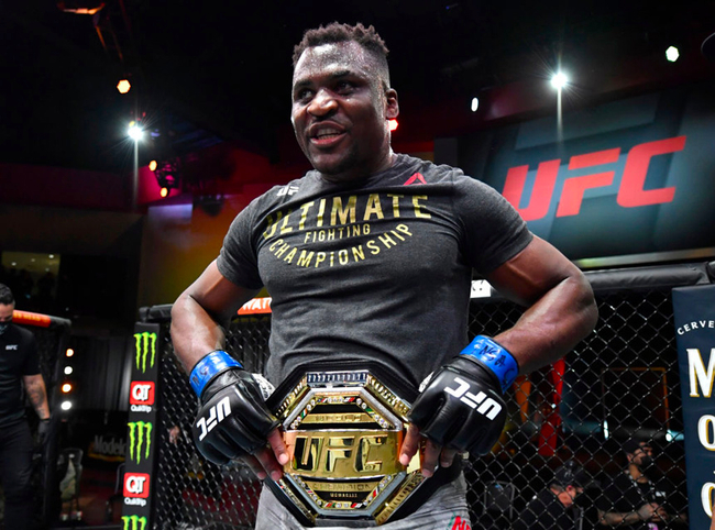 纳干诺成功复仇米欧奇，成为了新任UFC重量级冠军