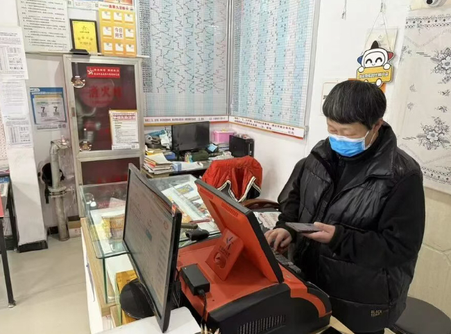 宋伟玲在体彩店的工作日常