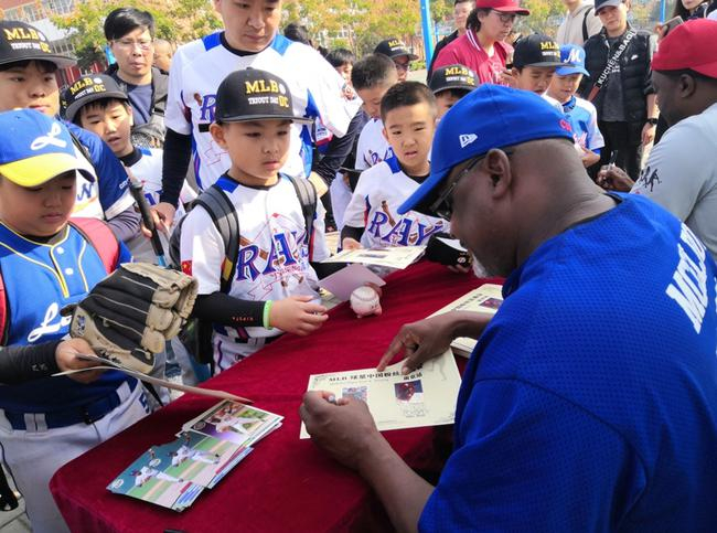 两位前美职棒大联盟球员正在给小选手签名