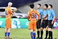 一个不意外的VAR 为何主裁看过视频改变决定了?