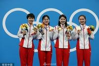 中国女子自由泳接力打破世界纪录夺冠 张雨霏双金