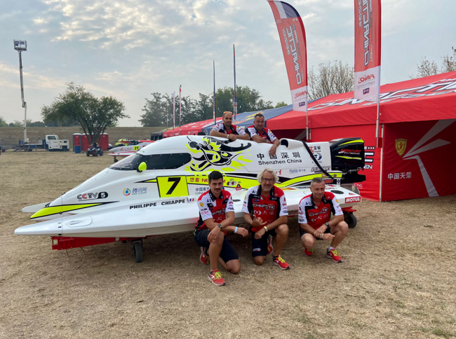 洽培与他的7号艇&nbsp;图源：中国深圳天荣F1摩托艇队