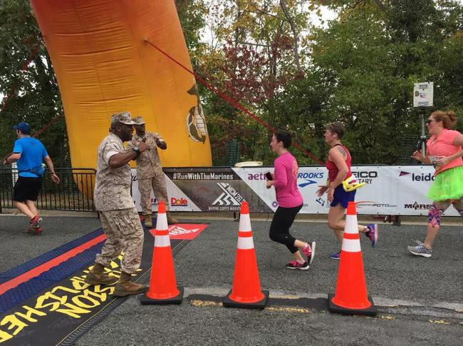 （图：华盛顿海军陆战队马拉松终点，两位大兵一直在终点给每位完赛选手击掌加油）