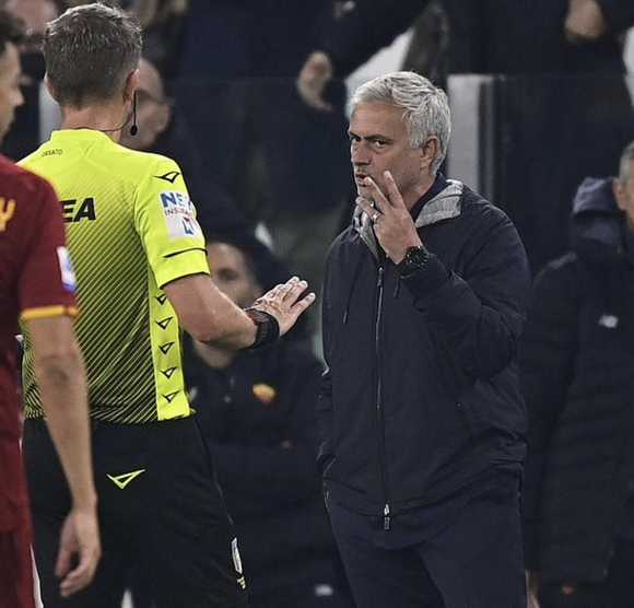 穆里尼奥伸出三根手指