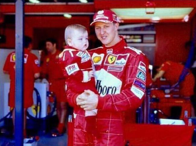 迈克尔-舒马赫怀抱米克-舒马赫的珍贵照片