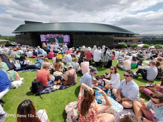 场外等待购票的球迷