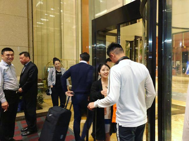 阿楠向王楚要签名