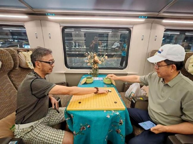 （中老铁路上的第一场围棋赛）