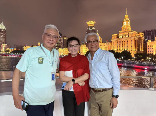 2024年何慧娴（中）和她丈夫（左）与戴耀宗（右）夜游黄浦江