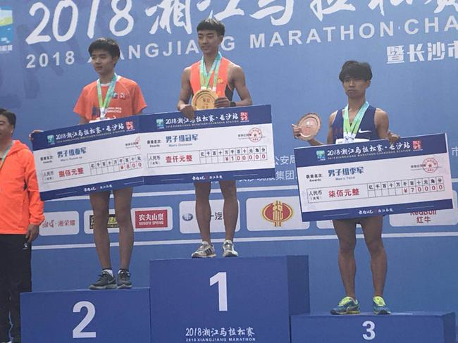 男子组冠军肖坤安（中）、亚军杨逸豪（左）、季军田峰（右）