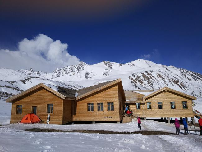 岗什卡的硬件设施建设和软件服务水平都达到了国际水准，图为大本营的木屋。（资料图）