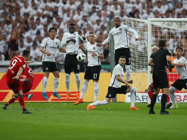 莱万任意球偏出