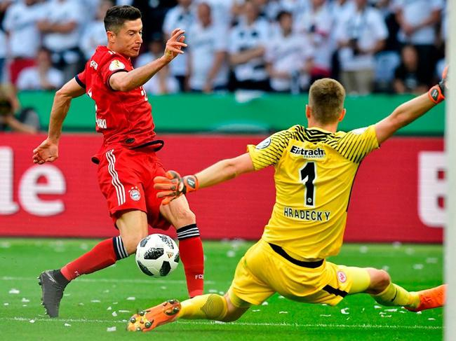 莱万小角度推射偏出