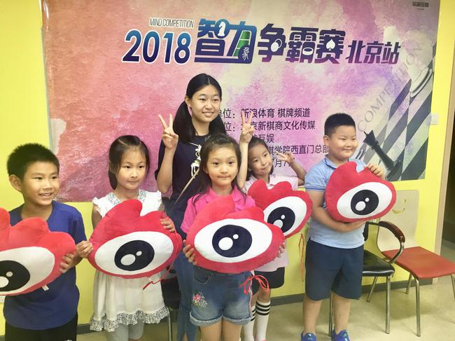 白姐姐和小棋手开心合影