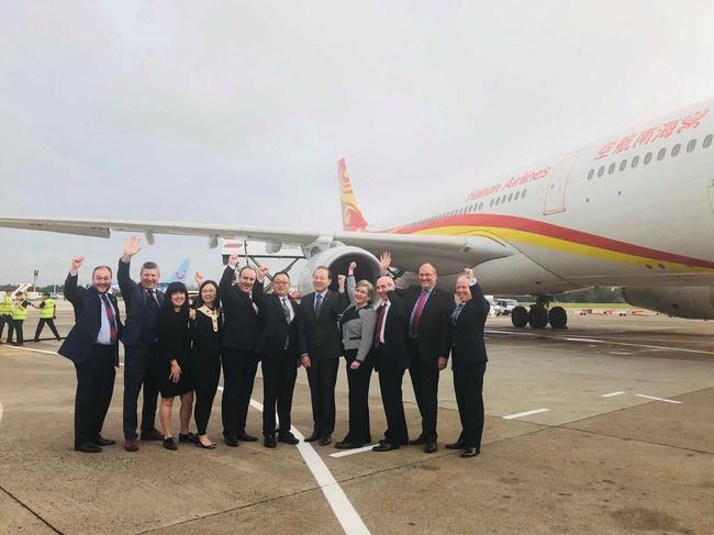 　　苏格兰经济、创新与能源部部长Paul Wheelhouse（左五）、中国驻爱丁堡总领事潘新春（右五）、爱丁堡国际机场董事长John Elvidge（右三）、爱丁堡国际机场CEO Gordon Dewar（左二）、海南航空董事长包启发（左六）、副总裁王雨霏（左四）等嘉宾于爱丁堡国际机场合影