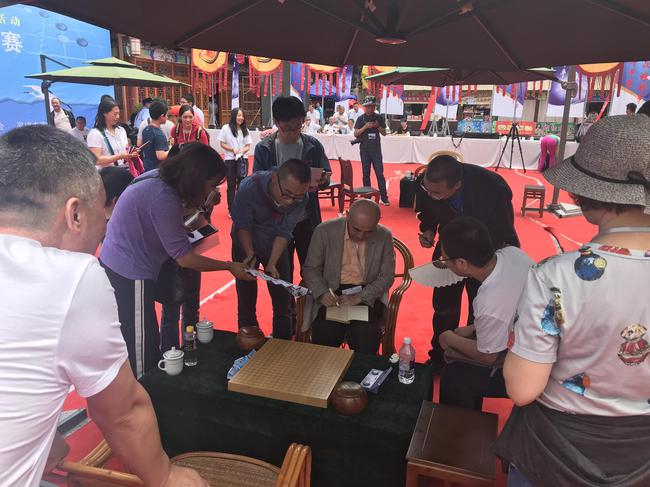 武宫正树为棋迷签名