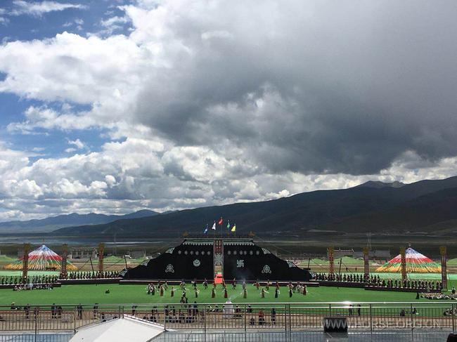 以阿热湿地为背景的赛马场大舞台