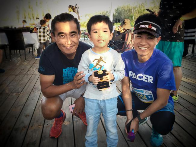 关雅荻、吕游与完赛小朋友