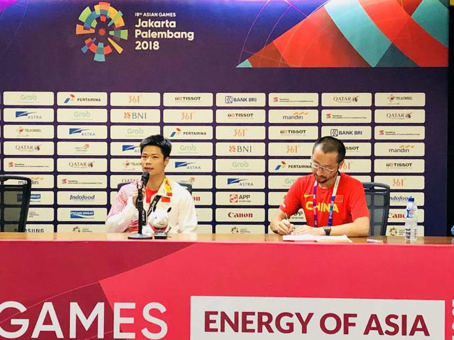 2018年亚运会男子100米决赛后新闻发布会为苏炳添翻译