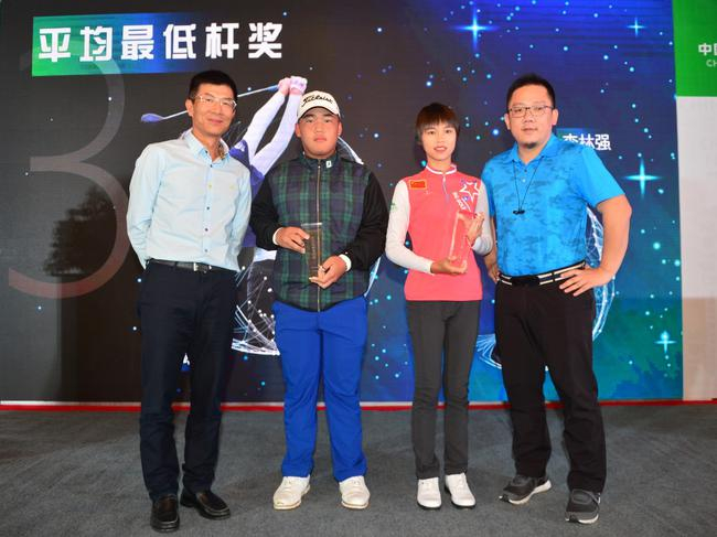 　　△如歌科技联合创始人、执行董事何伟军（左一），Pro simon高尔夫服饰总经理黄仁益（右一）为平均轮最低杆奖获得者蔡丹琳、李林强颁奖