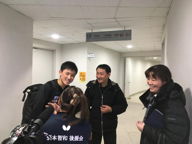 身着“张本智和后援会”定制服的女士，从日本赶来观赛，（摄影/何霞）