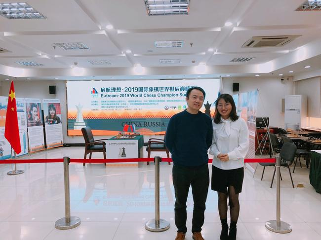 居文君与教练倪华在赛场合影