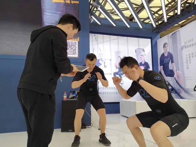 ▲两位参观者同时体验Nt EMS智能健身产品