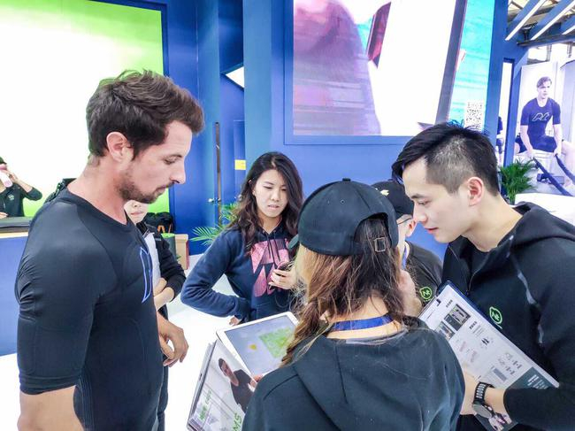 ▲工作人员介绍Nt EMS 智能健身穿戴