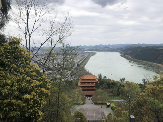在积翠亭上俯瞰阆中风景