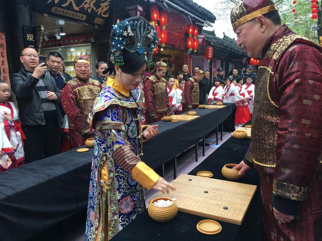 徐莹化身“格格”指导棋迷