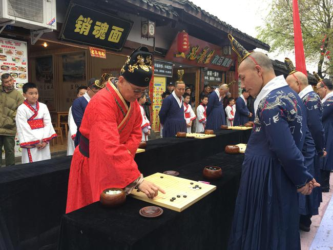 容坚行指导当地棋迷