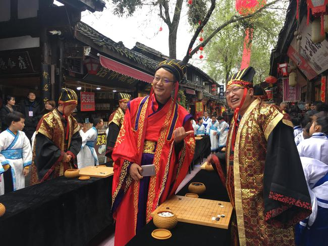 刘菁与当地棋迷合影