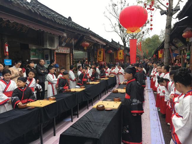 围棋与古街相得益彰