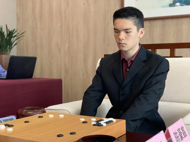 陈豪鑫序盘占优