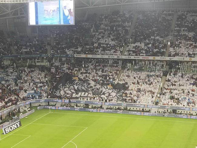 正在收起来的萨德球迷的TIFO
