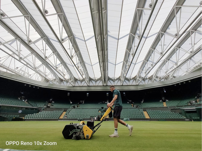 温网1号球场的新顶棚，图为OPPO Reno10倍变焦版拍摄