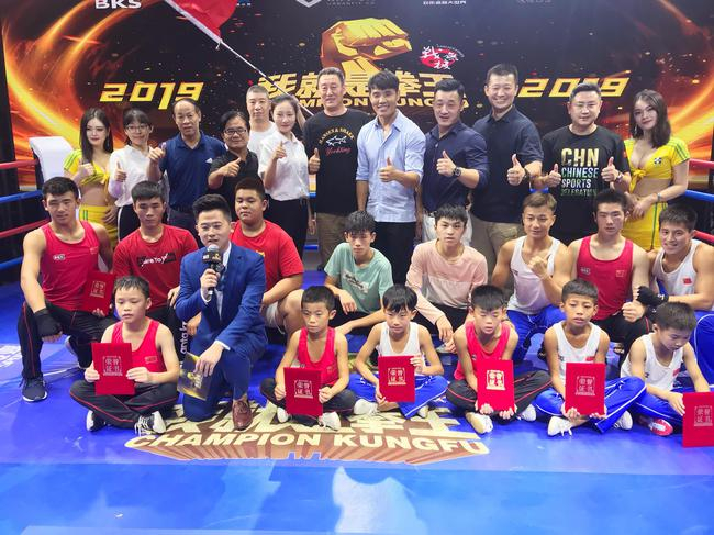 国际友人表演武术