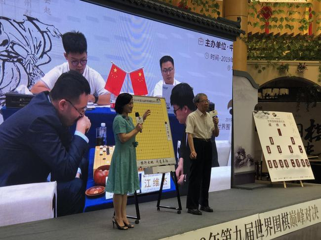 棋界名嘴华以刚与徐莹联袂大盘讲解