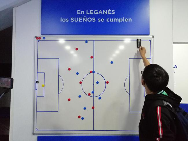 更衣室的教练战术板