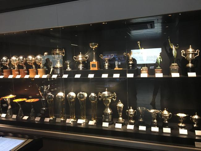 篮球队的荣誉，也很硬。