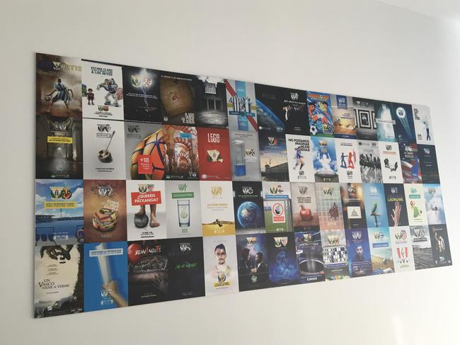 墙壁上，是他们的杰作