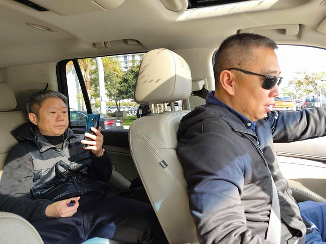 从洛杉矶到印地奥的路上，周海涛开车，卢小龙在协调工作