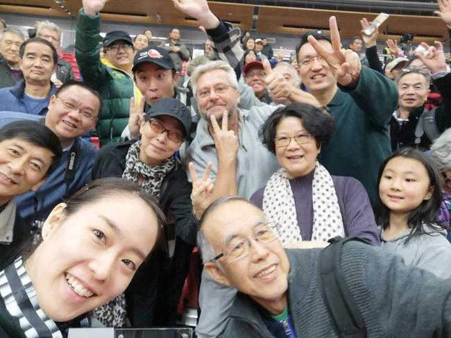 石川佳纯和球迷合影