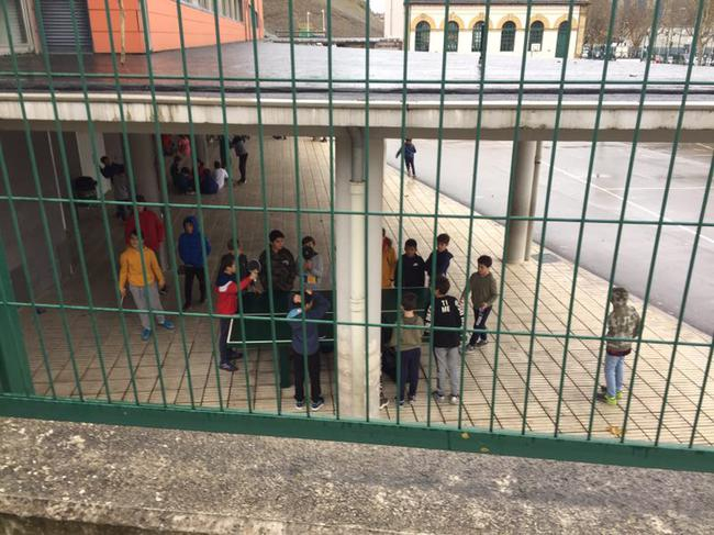 打乒乓的西班牙孩子，想起了小时候……