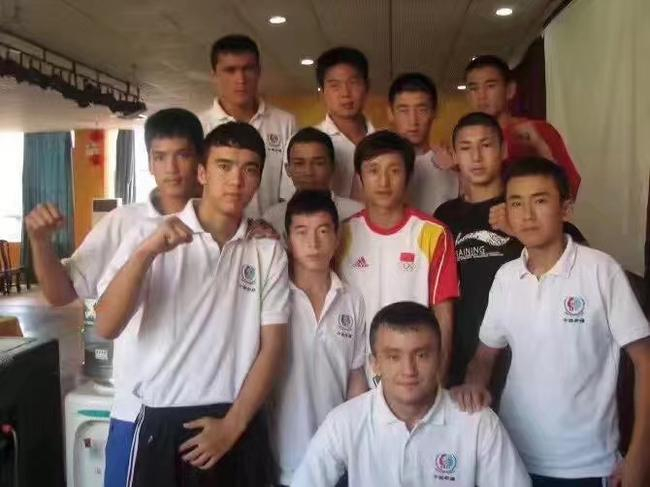 2010年乌兰等小拳手和当时的奥运冠军邹市明