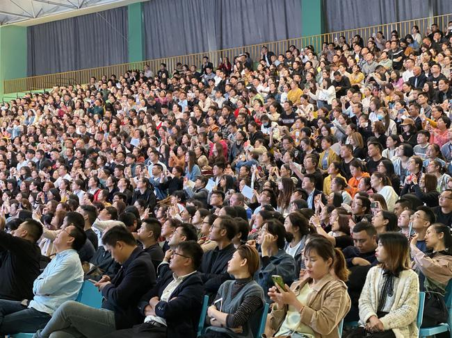 南通市北城小学举行的一场讲座，吸引家长1200多名。