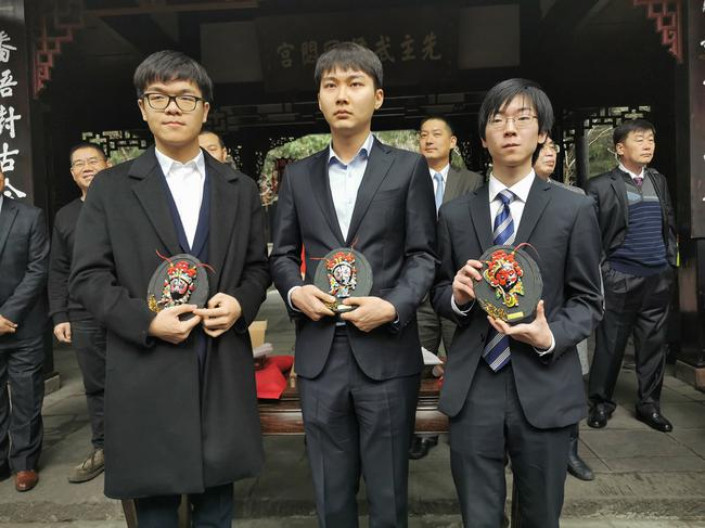 三位棋手在武侯祠抽签