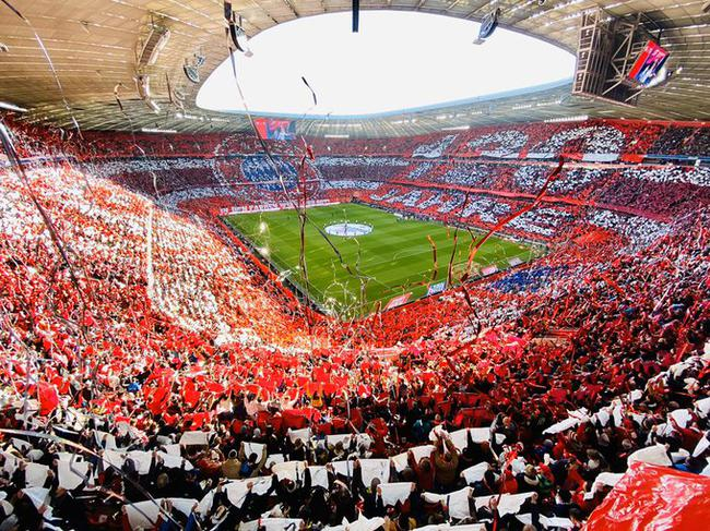 安联球场盛装庆祝拜仁120岁生日