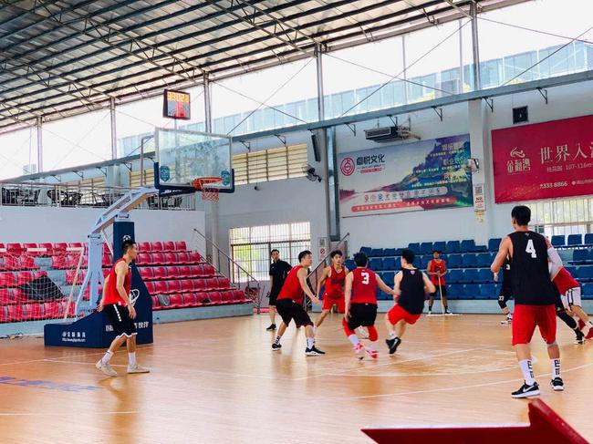 武汉当代队在清远训练。